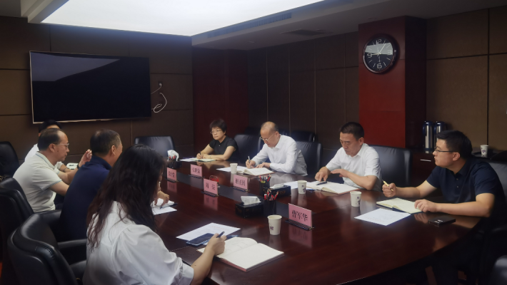 8月4日上午，甘肅藥業(yè)投資集團(tuán)有限公司黨委書(shū)記、董事長(zhǎng)周榮及副總經(jīng)理張世俊等一行4人前往甘肅省科技廳，拜會(huì)省科技廳黨組書(shū)記、廳長(zhǎng)張世榮。雙方圍繞整合中醫(yī)藥優(yōu)勢(shì)資源、強(qiáng)化創(chuàng)新聯(lián)合體建設(shè)、培育高層次創(chuàng)新創(chuàng)