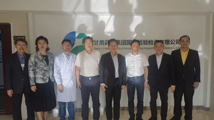 2023年8月21日下午，泰國(guó)衛(wèi)生部傳統(tǒng)和替代醫(yī)學(xué)司司長(zhǎng)王通財(cái)，泰國(guó)駐西安總領(lǐng)事館總領(lǐng)事韓美玲，泰國(guó)衛(wèi)生部傳統(tǒng)和替代醫(yī)學(xué)司副司長(zhǎng)特萬(wàn)，泰國(guó)傳統(tǒng)和替代醫(yī)學(xué)部顧問(wèn)文夢(mèng)賢，瓦納拉特納泰國(guó)傳統(tǒng)和替代醫(yī)學(xué)系替代